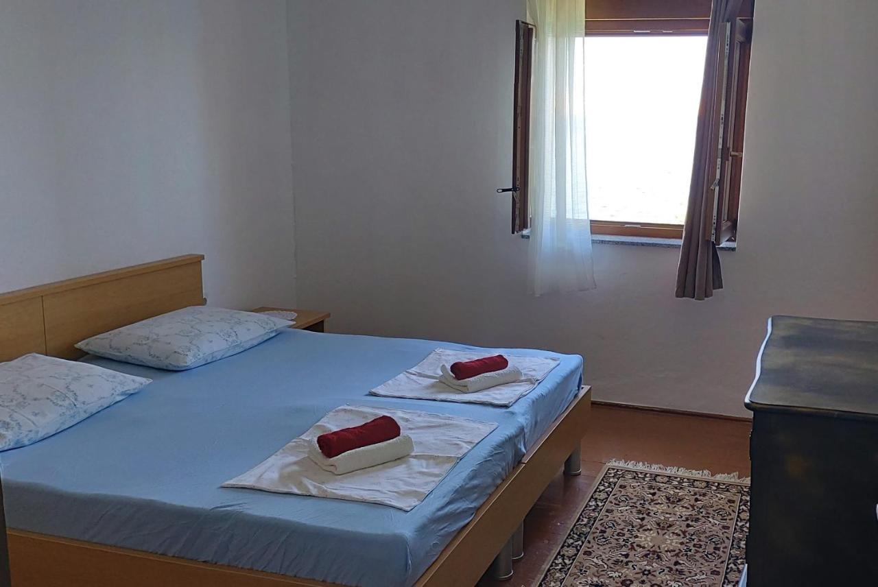 Apartmani Ana Karlobag Exteriör bild