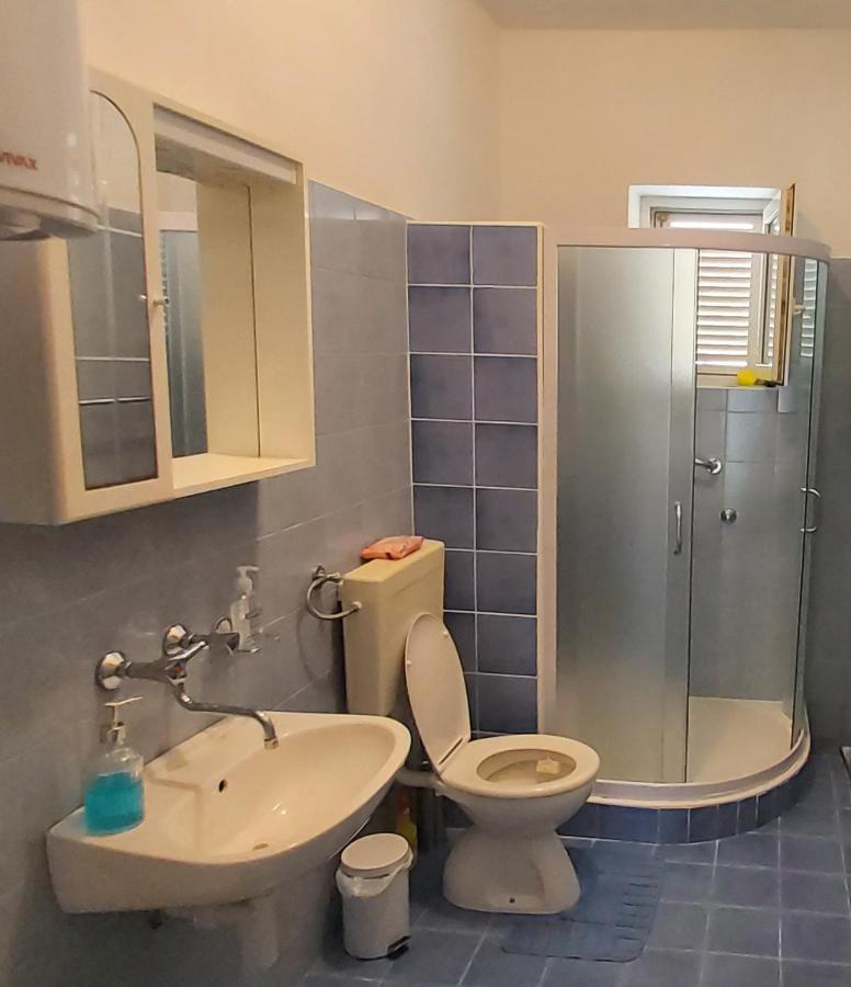 Apartmani Ana Karlobag Exteriör bild
