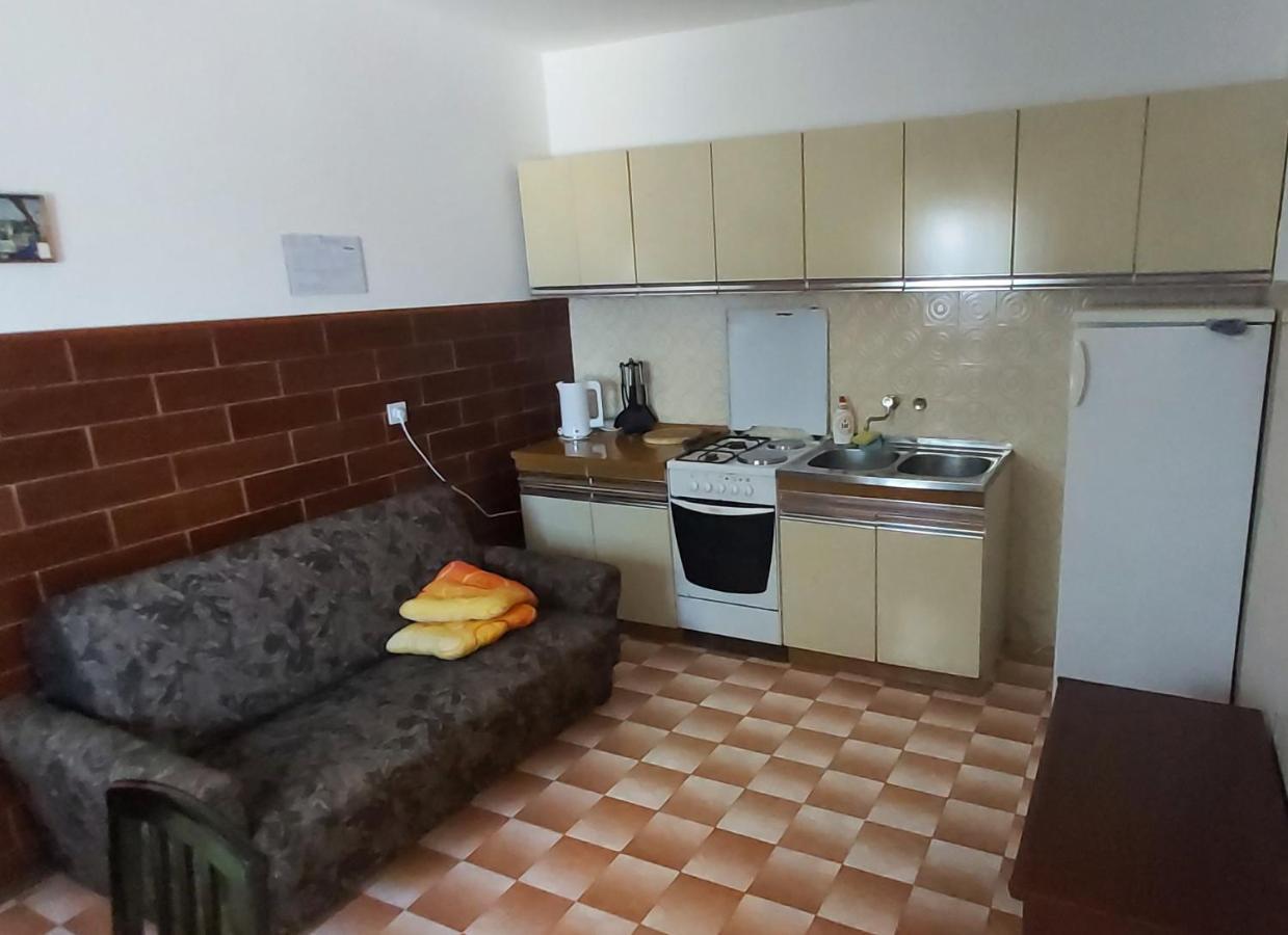 Apartmani Ana Karlobag Exteriör bild