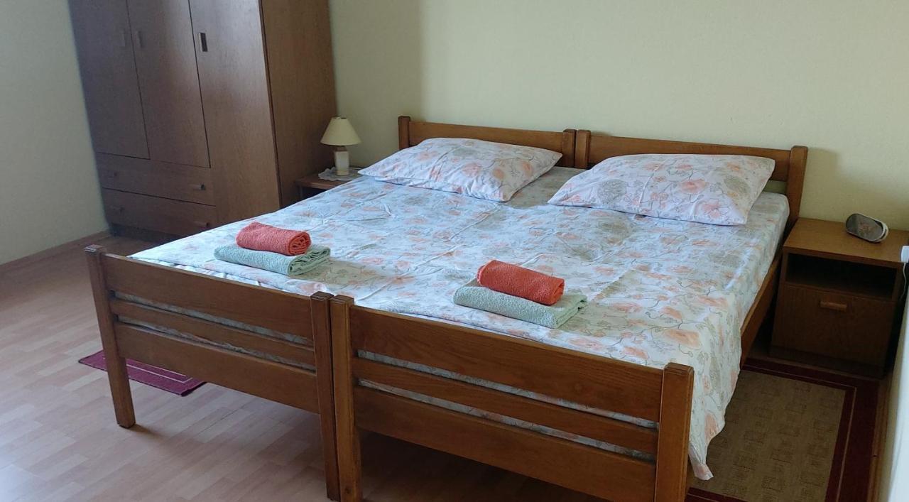 Apartmani Ana Karlobag Exteriör bild